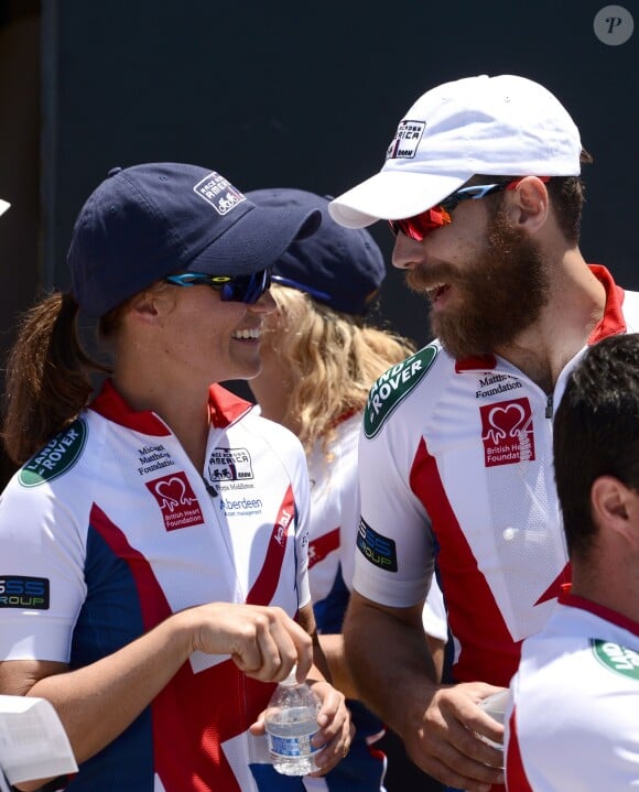Pippa Middleton et son frère James lors du départ de l'équipe de la Michael Matthews Foundation pour la 33e Race to America, le 14 juin 2014 à Oceanside, San Diego (Californie). Le début d'un périple extrême de près de 5 000 km en huit jours, que seuls les plus costauds peuvent réussir à accomplir.