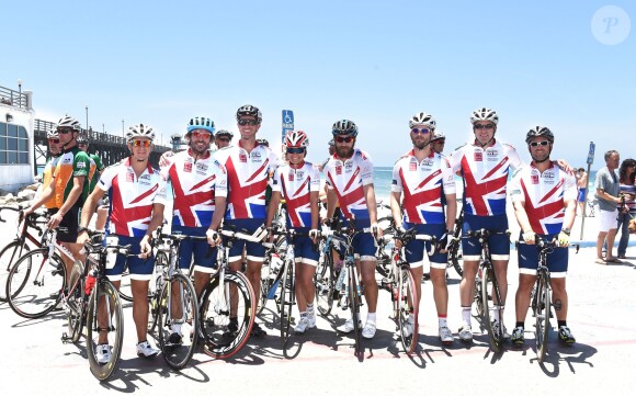 Pippa Middleton, son frère James et leur équipe aux couleurs du Royaume-Uni représentant la Michael Matthews Foundation au départ de la 33e Race to America, le 14 juin 2014 à Oceanside, San Diego (Californie). Le début d'un périple extrême de près de 5 000 km en huit jours, que seuls les plus costauds peuvent réussir à accomplir.