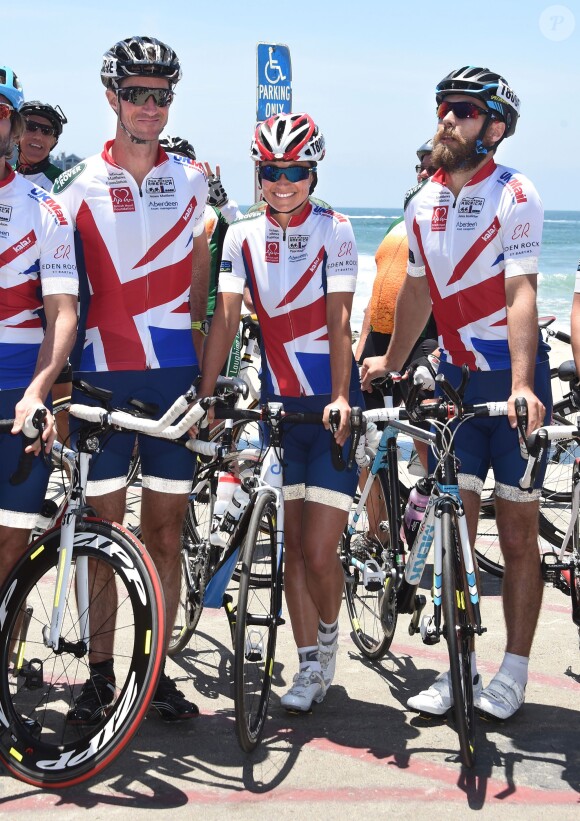 Pippa Middleton, son frère James et leur équipe aux couleurs du Royaume-Uni représentant la Michael Matthews Foundation au départ de la 33e Race to America, le 14 juin 2014 à Oceanside, San Diego (Californie). Le début d'un périple extrême de près de 5 000 km en huit jours, que seuls les plus costauds peuvent réussir à accomplir.