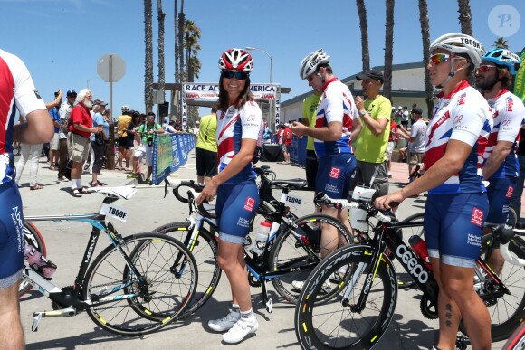 Pippa Middleton au départ de l'équipe britannique de la Michael Matthews Foundation pour la 33e Race to America, le 14 juin 2014 à Oceanside, San Diego (Californie). Le début d'un périple extrême de près de 5 000 km en huit jours, que seuls les plus costauds peuvent réussir à accomplir.