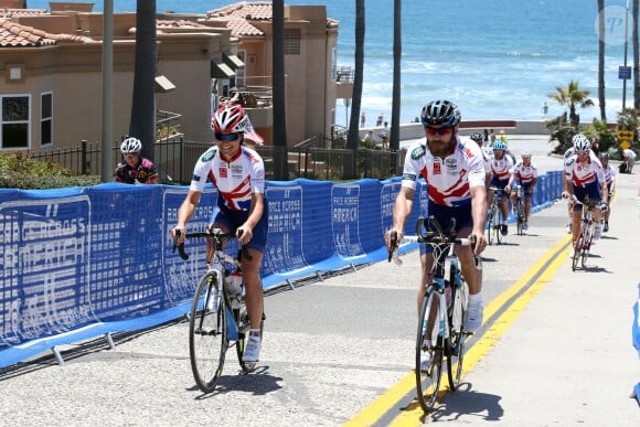Pippa Middleton, 30 ans, avec son frère James, 27 ans, lors du départ de l'équipe de la Michael Matthews Foundation pour la 33e Race to America, le 14 juin 2014 à Oceanside, San Diego (Californie). Le début d'un périple extrême de près de 5 000 km en huit jours, que seuls les plus costauds peuvent réussir à accomplir.