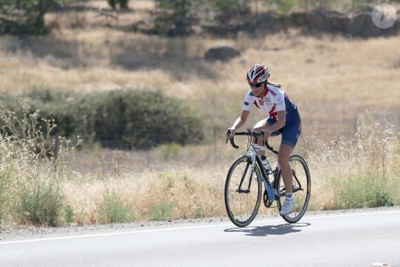 Premiers tours de roue pour Pippa Middleton lors du départ de l'équipe de la Michael Matthews Foundation pour la 33e Race to America, le 14 juin 2014 à Oceanside, San Diego (Californie). Le début d'un périple extrême de près de 5 000 km en huit jours, que seuls les plus costauds peuvent réussir à accomplir.