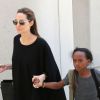 La comédienne Angelina Jolie et Brad Pitt arrivent à l'aéroport de Los Angeles avec leurs enfants Zahara et Maddox en provenance de Londres, le 14 juin 2014.