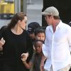 Angelina Jolie et son fiancé Brad Pitt arrivent à l'aéroport de Los Angeles avec leurs enfants Zahara et Maddox en provenance de Londres, le 14 juin 2014.