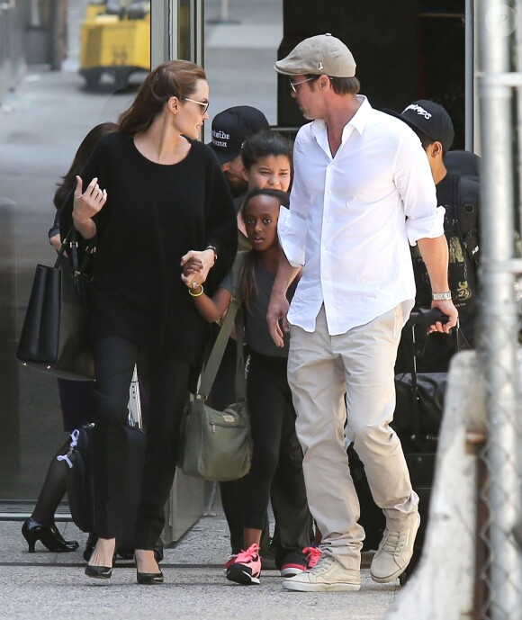 Angelina Jolie et son fiancé Brad Pitt arrivent à l'aéroport de Los Angeles avec leurs enfants Zahara et Maddox en provenance de Londres, le 14 juin 2014.