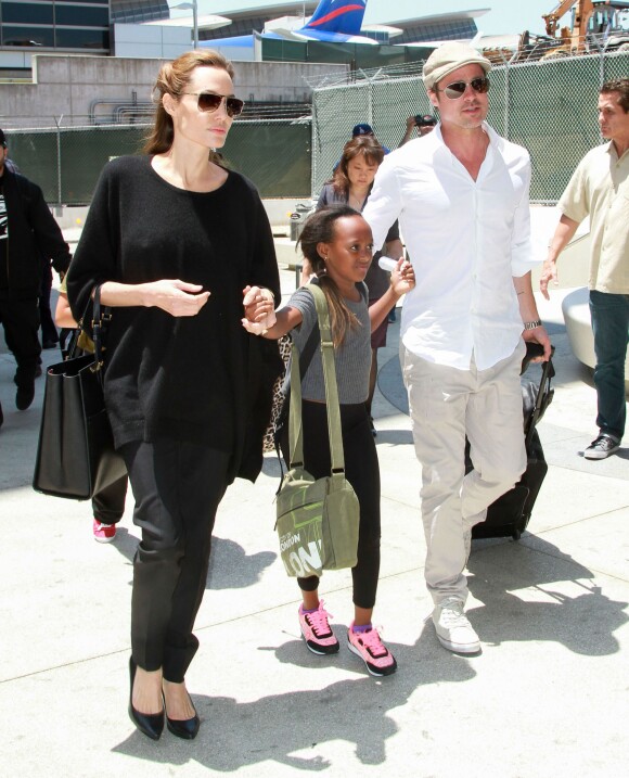 La star Angelina Jolie et Brad Pitt arrivent à l'aéroport de Los Angeles avec leurs enfants Zahara et Maddox en provenance de Londres, le 14 juin 2014.