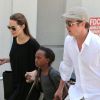 L'actrice Angelina Jolie et son fiancé Brad Pitt arrivent à l'aéroport de Los Angeles avec leurs enfants Zahara et Maddox en provenance de Londres, le 14 juin 2014.