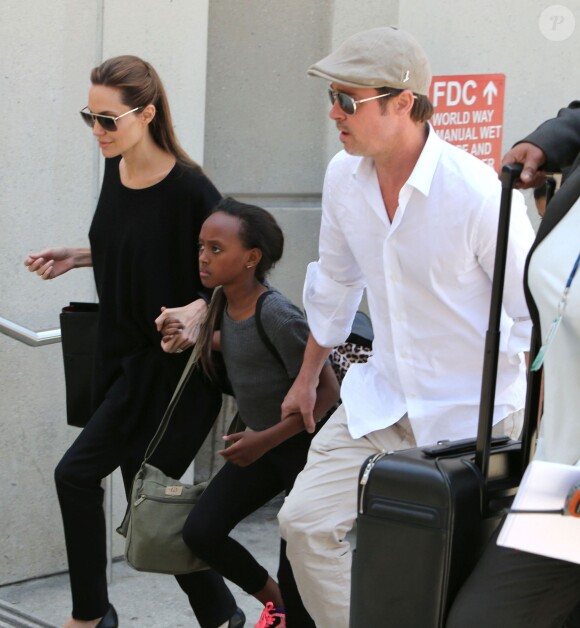 L'actrice Angelina Jolie et son fiancé Brad Pitt arrivent à l'aéroport de Los Angeles avec leurs enfants Zahara et Maddox en provenance de Londres, le 14 juin 2014.