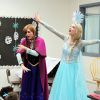 Anna (en Elsa) et son amie Brittany (en Anna), en visite dans une école. Anna Faith Carlson, une Américaine de 18 ans vivant à Daytona Beach en Floride, est le sosie incarné de la reine Elsa dans le Disney Frozen / La Reine des Neiges !