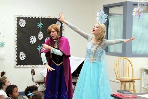 Anna (en Elsa) et son amie Brittany (en Anna), en visite dans une école. Anna Faith Carlson, une Américaine de 18 ans vivant à Daytona Beach en Floride, est le sosie incarné de la reine Elsa dans le Disney Frozen / La Reine des Neiges !