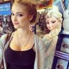 La fameuse photo qui a tout déclenché... Anna Faith Carlson, jeune Américaine de 18 ans vivant à Daytona Beach en Floride, est le sosie incarné de la reine Elsa dans le Disney Frozen / La Reine des Neiges !