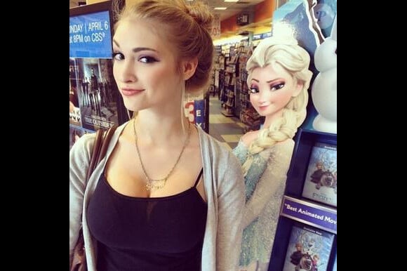 La fameuse photo qui a tout déclenché... Anna Faith Carlson, jeune Américaine de 18 ans vivant à Daytona Beach en Floride, est le sosie incarné de la reine Elsa dans le Disney Frozen / La Reine des Neiges !