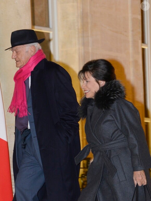 Pierre Nora et Anne Sinclair arrivent au Palais de l'Elysée à Paris le 9 décembre 2013.