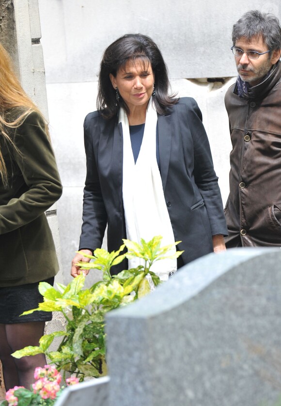 Anne Sinclair - Obsèques de Guy Carcassonne au cimetière de Montmartre à Paris. Le 3 juin 2013.