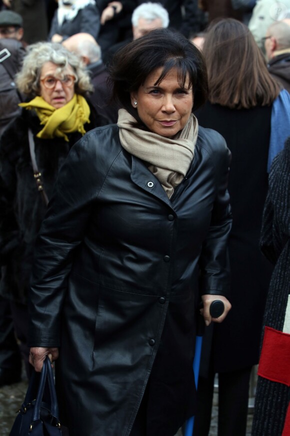 Anne Sinclair assiste aux obsèques de Erik Izraelewicz, ancien directeur du journal Le Monde, au Père Lachaise à Paris. Le 4 décembre 2012.