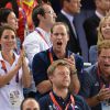Kate Middleton, le prince William et le prince Harry, supporters enflammés le 2 août 2012 au vélodrome de Londres lors des Jeux olympiques.