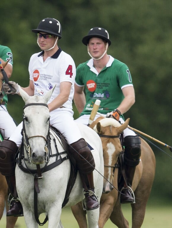 Le prince William et le prince Harry lors du Jerudong Trophy, un match de polo caritatif, à Windsor, le 15 juin 2014.