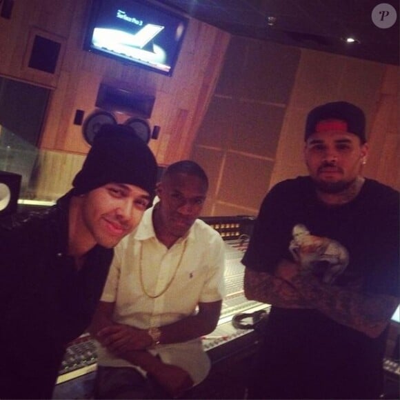 Chris Brown en studio avec les chanteurs Roccstar (au milieu) et Prince Royce. Photo postée le 13 juin 2014.
