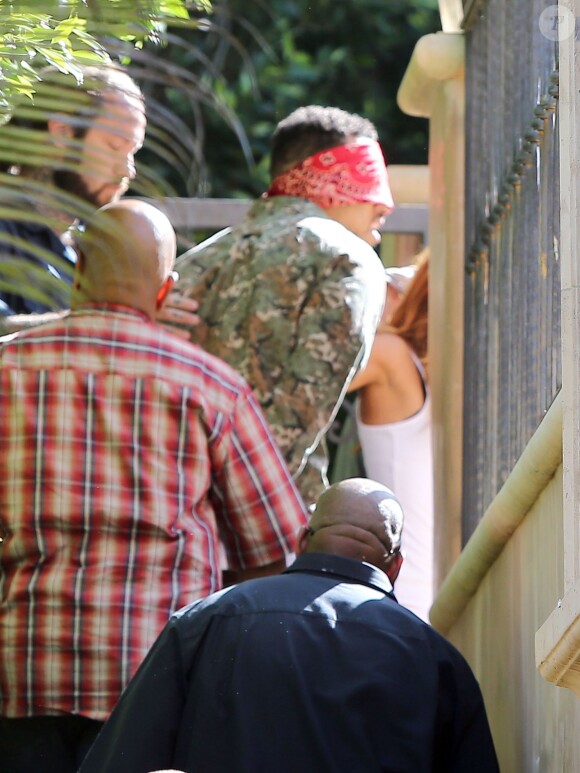 Exclusif - Chris Brown, yeux bandés, arrive à sa fête surprise organisée par Karrueche Tran. Beverly Hills, le 5 juin 2014.