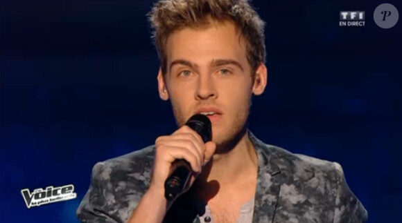 Charlie chante Le Coup de Soleil de Richard Cocciante dans The Voice 3 sur TF1, le samedi 12 avril 2014