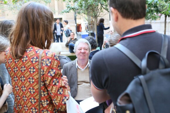 Exclusif - Jean-Jacques Sempé en séance de dédicace - Vernissage de l'exposition "Les vacances du petit Nicolas" à la mairie du 4ème à Paris le 18 juin 2014.
