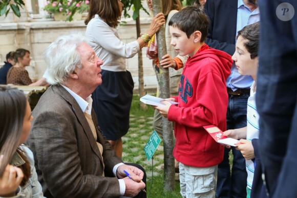 Exclusif - Jean-Jacques Sempé en séance de dédicace - Vernissage de l'exposition "Les vacances du petit Nicolas" à la mairie du 4ème à Paris le 18 juin 2014.