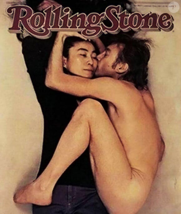 Le 8 décembre 1980, quelques heures seulement avant son assassinat, Annie Leibovitz photogprahie John Lennon, nu, contre sa compagne Yoko Ono. La photo est publié en couverture du magazine "Rolling Stone", le 22 janiver 1981.