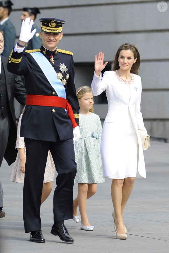 Le roi Felipe VI, la reine Letizia d'Espagne et leurs filles, la princesse Leonor et l'infante Sofia, arrivent au parlement pour la cérémonie d'investiture à Madrid. Le 19 juin 2014.