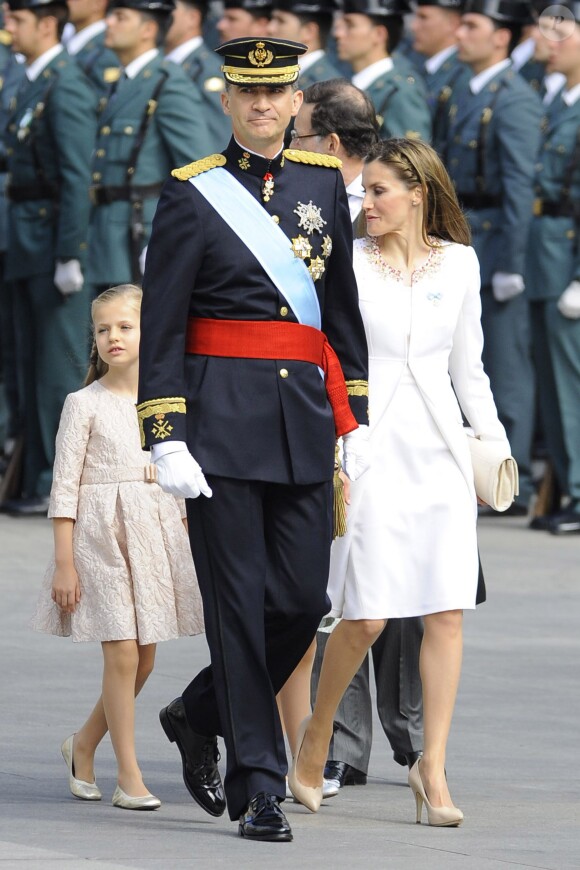 Le roi Felipe VI, la reine Letizia d'Espagne et leurs filles, la princesse Leonor et l'infante Sofia, arrivent au parlement pour la cérémonie d'investiture à Madrid. Le 19 juin 2014.