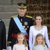 Le nouveau roi Felipe VI, la reine Letizia d'Espagne et leurs filles, la princesse Leonor et l'infante Sofia, arrivent au parlement pour la cérémonie d'investiture à Madrid. Le 19 juin 2014. 