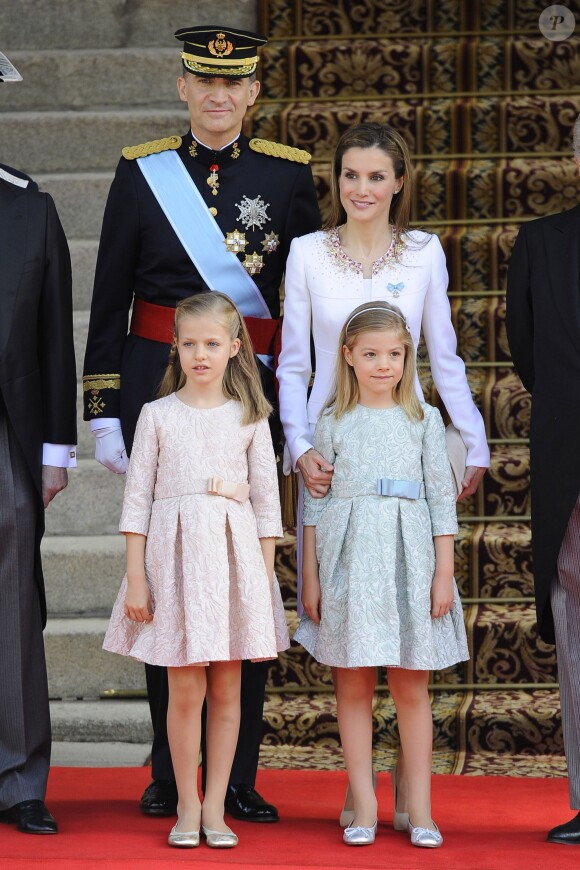 Le nouveau roi Felipe VI, la reine Letizia d'Espagne et leurs filles, la princesse Leonor et l'infante Sofia, arrivent au parlement pour la cérémonie d'investiture à Madrid. Le 19 juin 2014. 