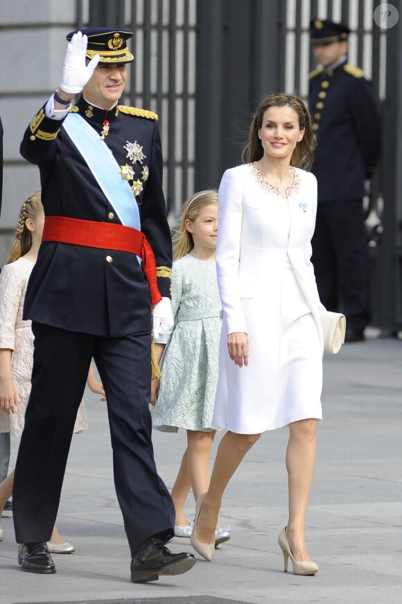 Le roi Felipe VI, la reine Letizia d'Espagne et leurs filles, la princesse Leonor et l'infante Sofia, arrivent au parlement pour la cérémonie d'investiture à Madrid. Le 19 juin 2014.