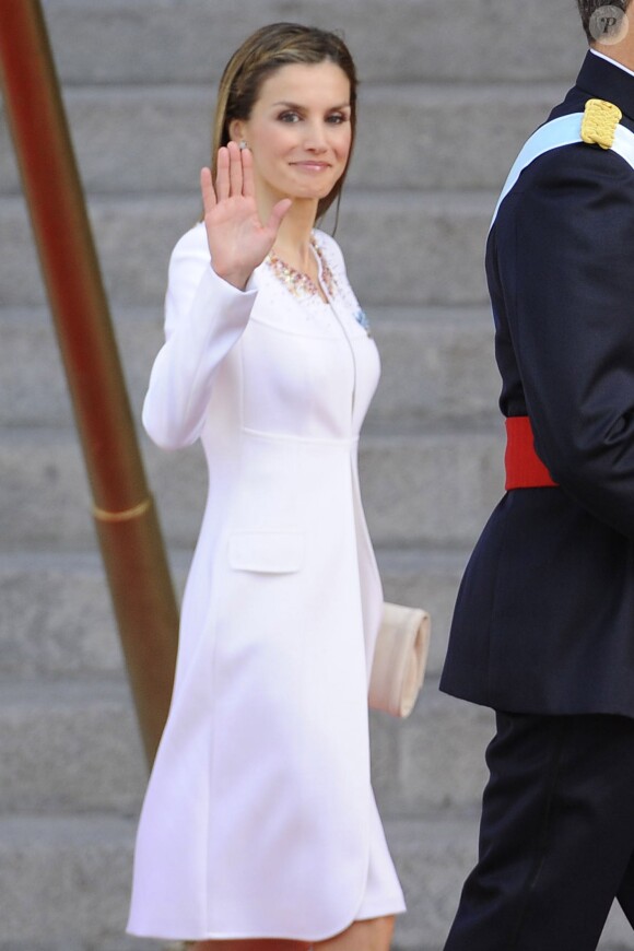 La reine Letizia d'Espagne - Le roi Felipe VI, la reine Letizia d'Espagne et leurs filles, la princesse Leonor et l'infante Sofia, arrivent au parlement pour la cérémonie d'investiture à Madrid. Le 19 juin 2014.