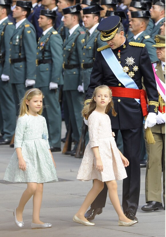 Le roi Felipe VI, la reine Letizia d'Espagne et leurs filles, la princesse Leonor et l'infante Sofia, arrivent au parlement pour la cérémonie d'investiture à Madrid. Le 19 juin 2014.