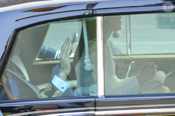 Le roi Felipe VI, la reine Letizia d'Espagne et leurs filles, la princesse Leonor et l'infante Sofia, arrivent au parlement pour la cérémonie d'investiture à Madrid. Le 19 juin 2014.