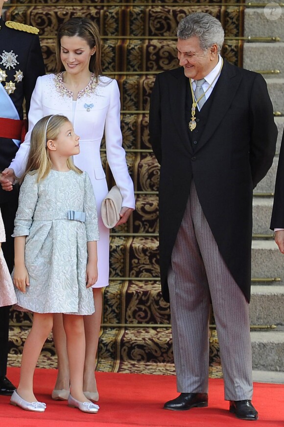 Jesus Posada aux côtés du roi Felipe VI, la reine Letizia d'Espagne et leurs filles, la princesse Leonor et l'infante Sofia, arrivent au parlement pour la cérémonie d'investiture à Madrid. Le 19 juin 2014.