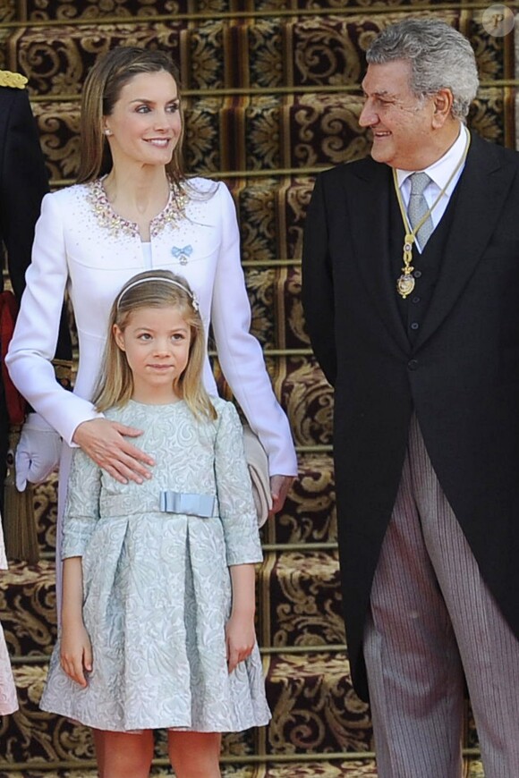 Jesus Posada aux côtés du roi Felipe VI, la reine Letizia d'Espagne et leurs filles, la princesse Leonor et l'infante Sofia, arrivent au parlement pour la cérémonie d'investiture à Madrid. Le 19 juin 2014.