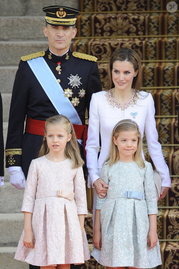 Le roi Felipe VI, la reine Letizia d'Espagne et leurs filles Leonor et Sofia, arrivent au parlement pour la cérémonie d'investiture à Madrid. Le 19 juin 2014.