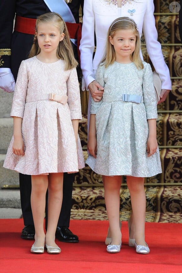 Le roi Felipe VI, la reine Letizia d'Espagne et leurs filles, la princesse Leonor et l'infante Sofia, arrivent au parlement pour la cérémonie d'investiture à Madrid. Le 19 juin 2014.