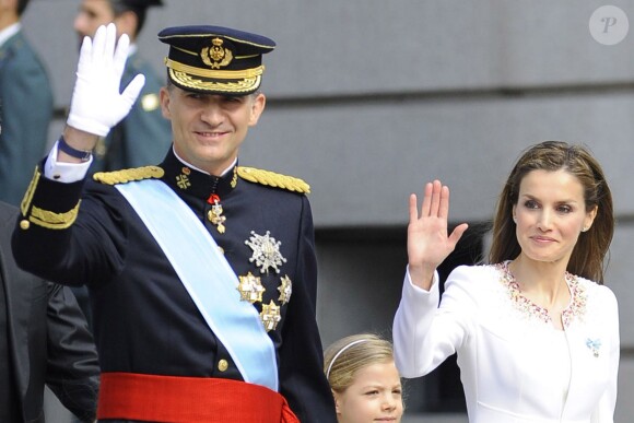 Le roi Felipe VI, la reine Letizia d'Espagne et leurs filles, la princesse Leonor et l'infante Sofia, arrivent au parlement pour la cérémonie d'investiture à Madrid. Le 19 juin 2014.