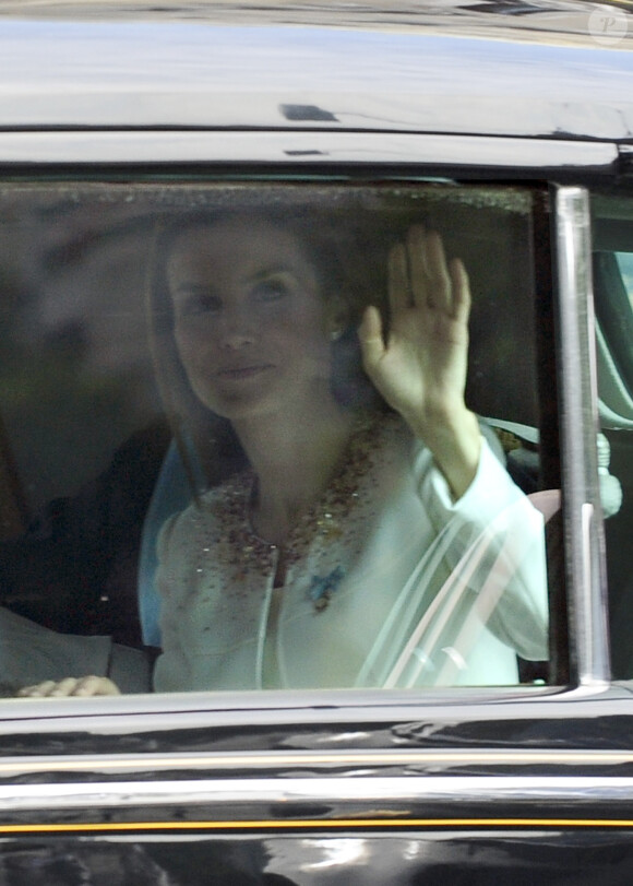 Le roi Felipe VI, la reine Letizia d'Espagne et leurs filles, la princesse Leonor et l'infante Sofia, arrivent au parlement pour la cérémonie d'investiture à Madrid. Le 19 juin 2014.