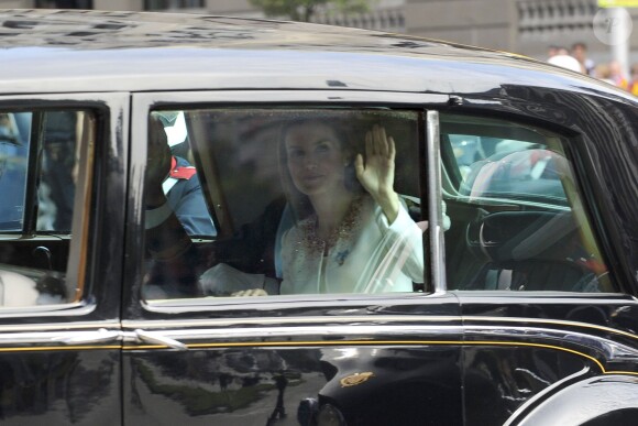 Le roi Felipe VI, la reine Letizia d'Espagne et leurs filles, la princesse Leonor et l'infante Sofia, arrivent au parlement pour la cérémonie d'investiture à Madrid. Le 19 juin 2014.