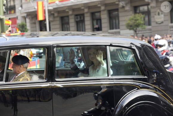 Le roi Felipe VI, la reine Letizia d'Espagne et leurs filles, la princesse Leonor et l'infante Sofia, arrivent au parlement pour la cérémonie d'investiture à Madrid. Le 19 juin 2014.