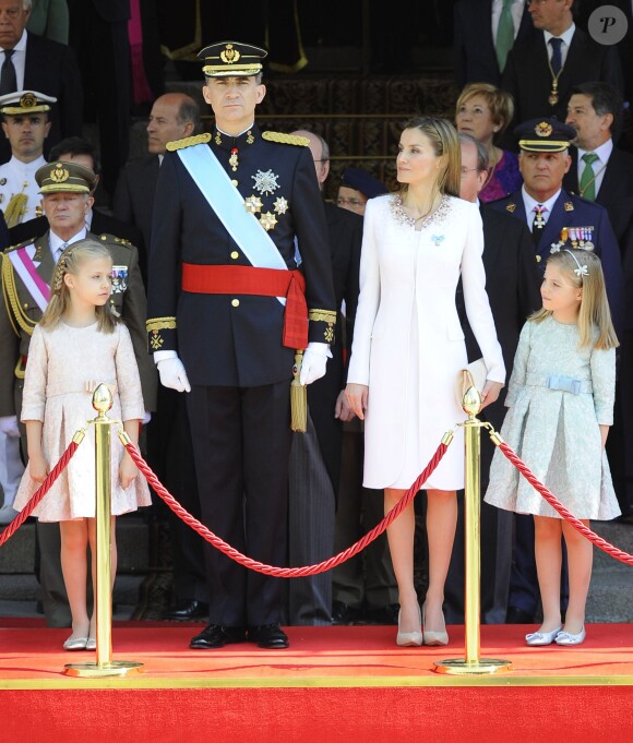 Le roi Felipe VI, la reine Letizia d'Espagne et leurs filles, la princesse Leonor et l'infante Sofia, arrivent au Palais Royal pour la cérémonie d'investiture à Madrid. Le 19 juin 2014.