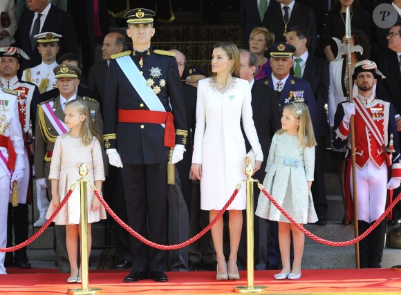 Le roi Felipe VI, la reine Letizia d'Espagne et leurs filles, la princesse Leonor et l'infante Sofia, arrivent au Palais Royal pour la cérémonie d'investiture à Madrid. Le 19 juin 2014.
