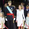 Le roi Felipe VI, la reine Letizia d'Espagne et leurs filles, la princesse Leonor et l'infante Sofia, arrivent au Palais Royal pour la cérémonie d'investiture à Madrid. Le 19 juin 2014.