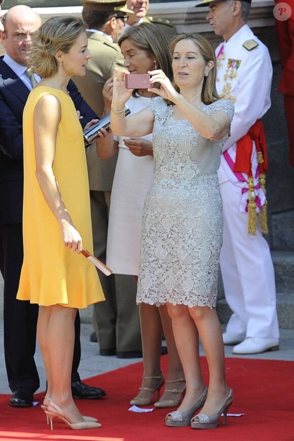 Ana Pastor - Le roi Felipe VI, la reine Letizia d'Espagne et leurs filles, la princesse Leonor et l'infante Sofia, arrivent au Palais Royal pour la cérémonie d'investiture à Madrid. Le 19 juin 2014.