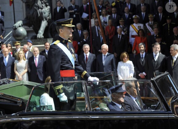Le roi Felipe VI et la reine Letizia d'Espagne saluent la foule après la cérémonie d'investiture au parlement sur le chemin du palais royal à Madrid, le 19 juin 2014.
