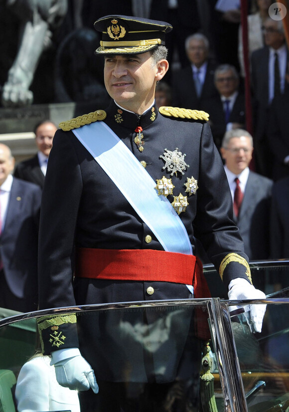 Le roi Felipe VI et la reine Letizia d'Espagne saluent la foule après la cérémonie d'investiture au parlement sur le chemin du palais royal à Madrid, le 19 juin 2014.