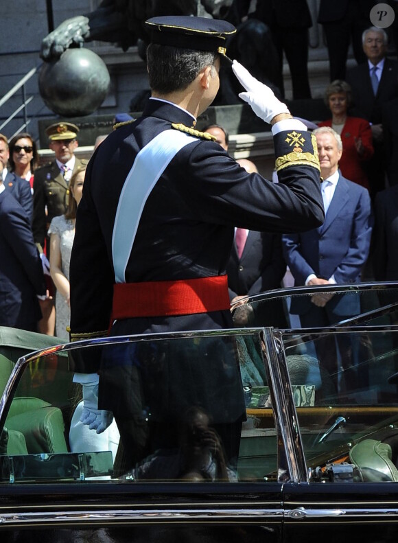 Le roi Felipe VI et la reine Letizia d'Espagne saluent la foule après la cérémonie d'investiture au parlement sur le chemin du palais royal à Madrid, le 19 juin 2014.